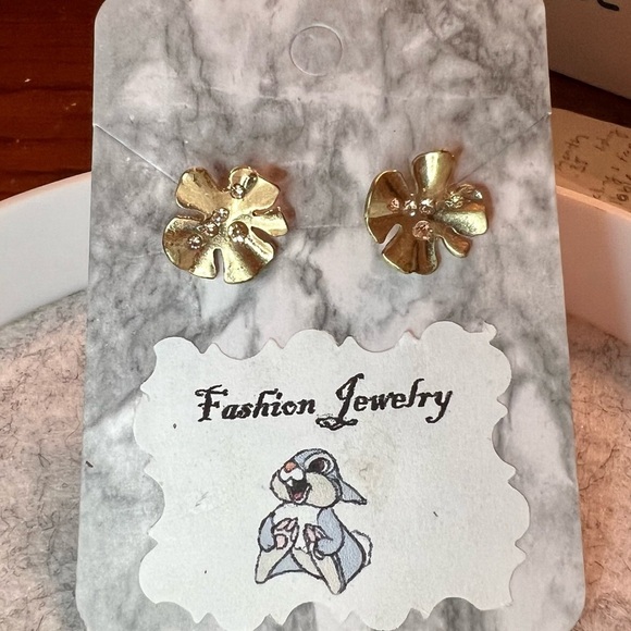 NWT Small Pair of Gold Flower Stud Earrings with Pink inner Stones - Picture 1 of 3